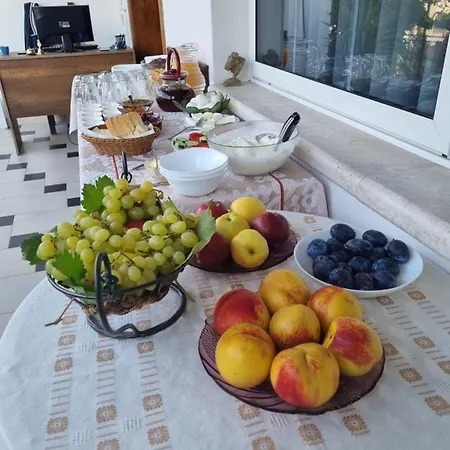 Twix 3* Μπεράτ