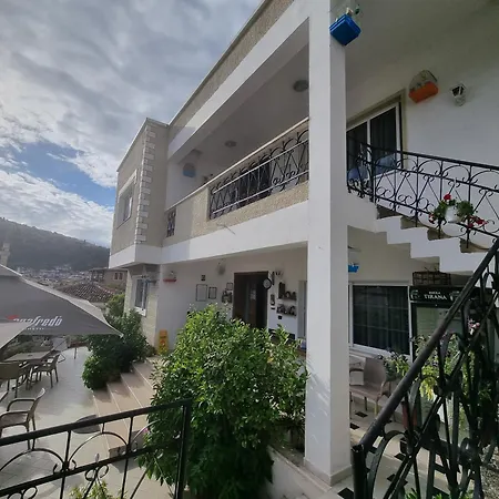 Twix 3* Μπεράτ